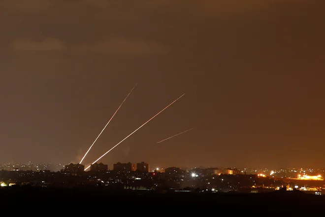 Izrael je ponoči izvedel več letalskih napadov na Gazo, potem ko so Palestinci izstrelili okoli 150 raket na izraelsko ozemlje. FOTO: Amir Cohen/Reuters
