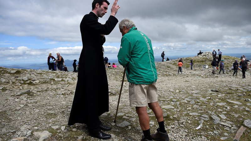 Fotografija: Blagoslov romarja na Irskem kot priprava na papežev obisk. FOTO: Reuters