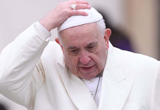 »Papež Frančišek mora biti prvi, ki postavi dober zgled za kardinale in nadškofe, ki so prikrivali McCarrickove zlorabe, in mora odstopiti,« je prepričan Viganò. FOTO: Alberto Lingria/Reuters