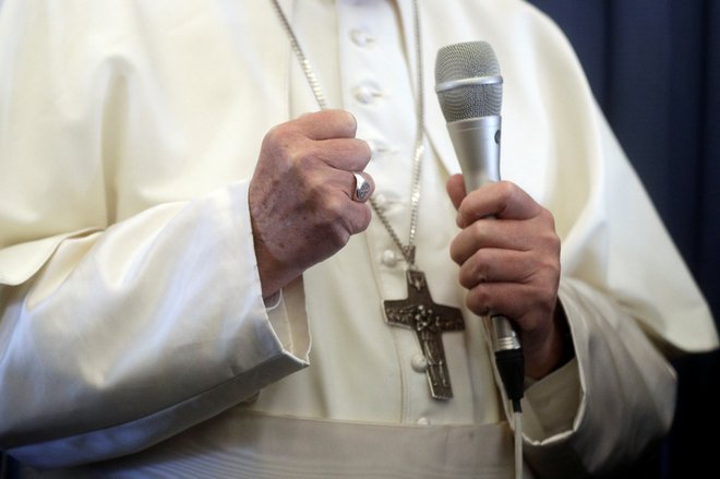 Papež Frančišek se ni hotel odzvati na trditve nekdanjega vatikanskega diplomata, ki ga je pozval, naj odstopi. FOTO: Pool New/Reuters