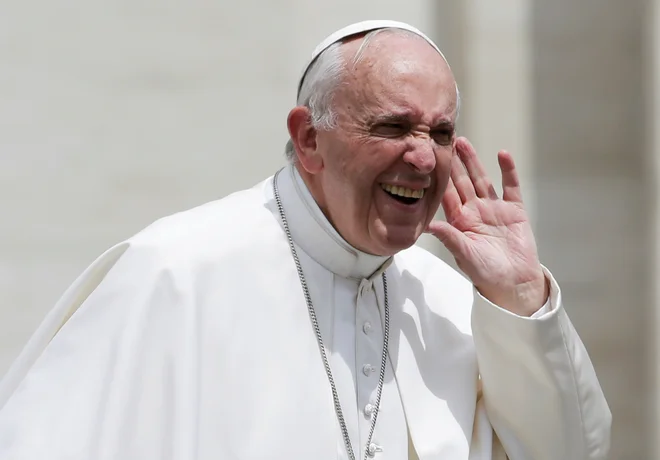 Na papeža Frančiška se zgrinjajo številne obtožbe cerkvenih konservativcev. FOTO: Reuters