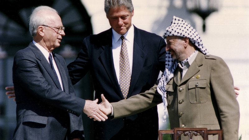 Fotografija: Pred četrt stoletja sta vodja Palestinske osvobodilne organizacije Jaser Arafat in predsednik izraelske vlade Jicak Rabin »pod patronatom« ameriškega predsednika Billa Clintona pred Belo hišo podpisala zgodovinski sporazum iz Osla. Foto Reuters