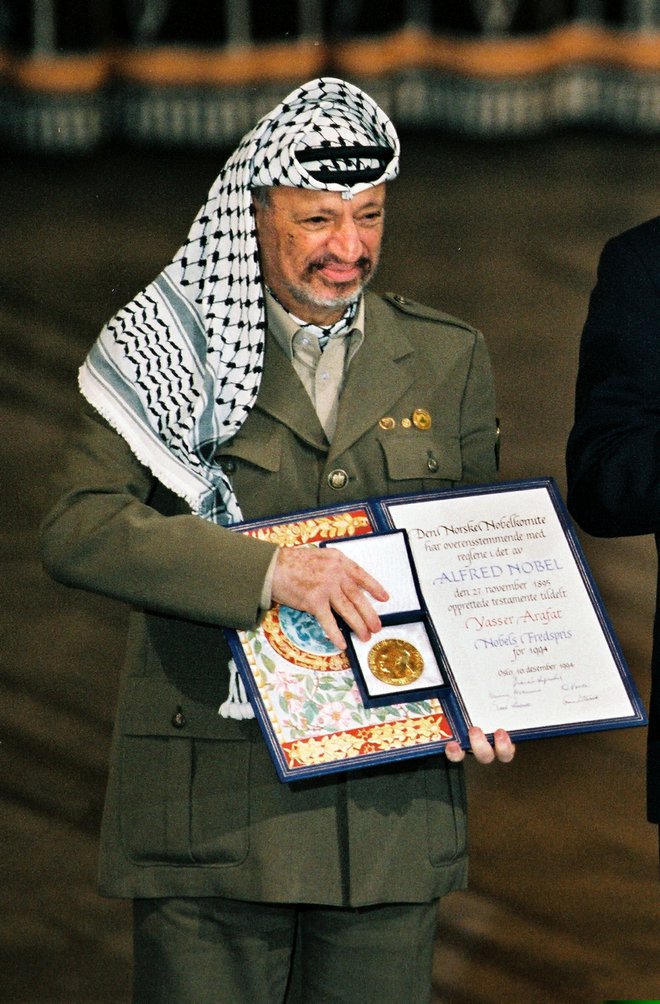 Leta 1994 je sta Jaser Arafat in  Šimon Peres skupaj sprejela Nobelovo nagrado za mir. Foto: Jerry Lampen/Reuters