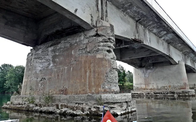 Opozorilni znak za ljudi v plovilih. FOTO: Miran Majerle