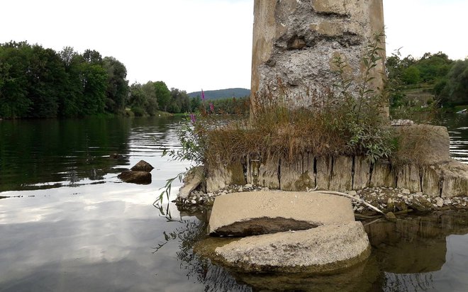 Na meji s Hrvaško se Kolpa polni z deli mosta. FOTO: Miran Majerle