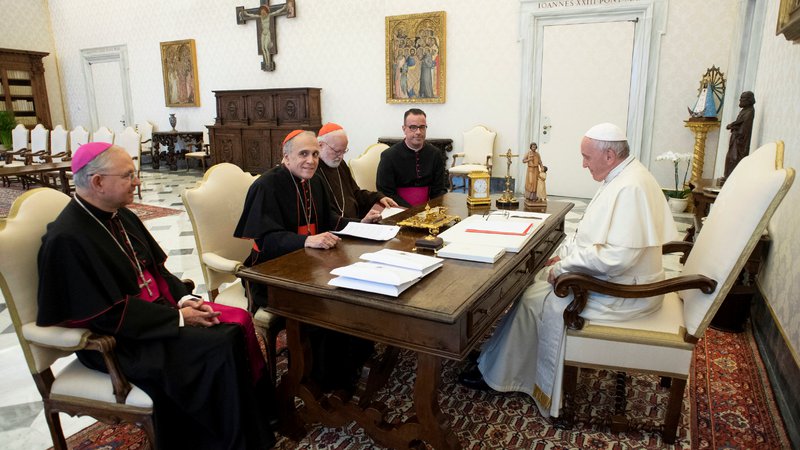 Fotografija: Papež Frančišek je danes v apostolski palači sprejel vodstvo škofovske konference ZDA, pogovor je tekel o duhovniških spolnih zlorabah otrok. FOTO: Vatican Media/Reuters