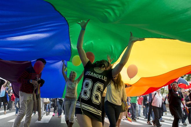 V organizaciji Civil Right Defender so poslancem v srbski skupščini izročili pismo, v katerem opisujejo diskriminacijo LGBT-skupnosti. FOTO: Reuters