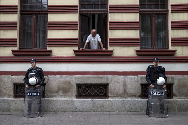 Parada ponosa v Beogradu, ko so jo še varovali pripadniki posebnih enot. Na včerajšnji jih prvič ni bilo. FOTO: Reuters