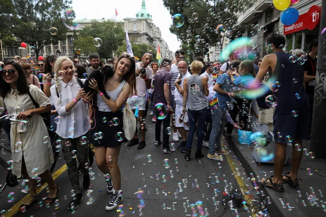 Več kot 2000 ljudi se je včeraj ob koncu tedna ponosa sprehodilo po središču Beograda. FOTO: Marko Djurica/Reuters