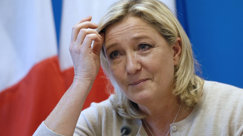 Fotografija: Francoski tožilci so marca letos zoper Marine Le Pen vložili obtožnico zaradi objav posnetkov grozodejstev Islamske države. FOTO: Patrick Kovarik/AFP