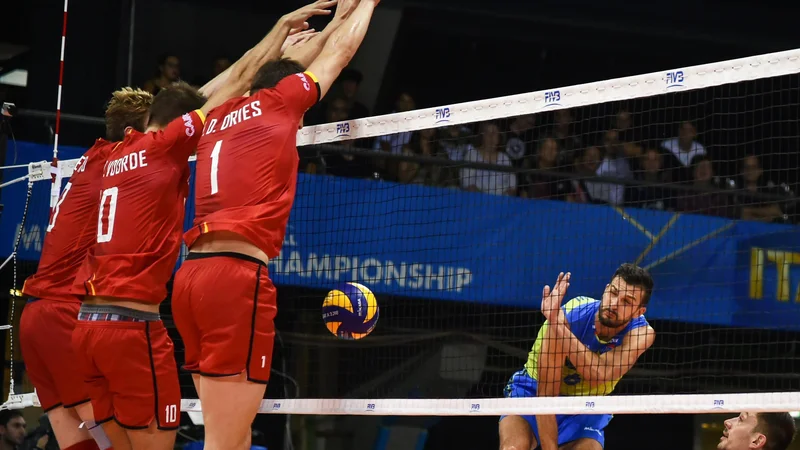 Fotografija: Belgijski blok (z leve Sam Deroo, Simon van de Voorde and Bram van den Dries) bo ponovno pozoren predvsem na Mitjo Gasparinija. FOTO: Claudio Giovannini/AP