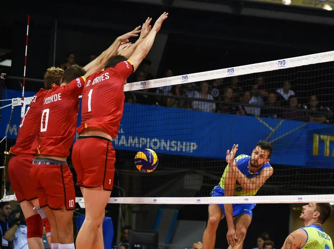 Belgijski blok (z leve Sam Deroo, Simon van de Voorde and Bram van den Dries) bo ponovno pozoren predvsem na Mitjo Gasparinija. FOTO: Claudio Giovannini/AP