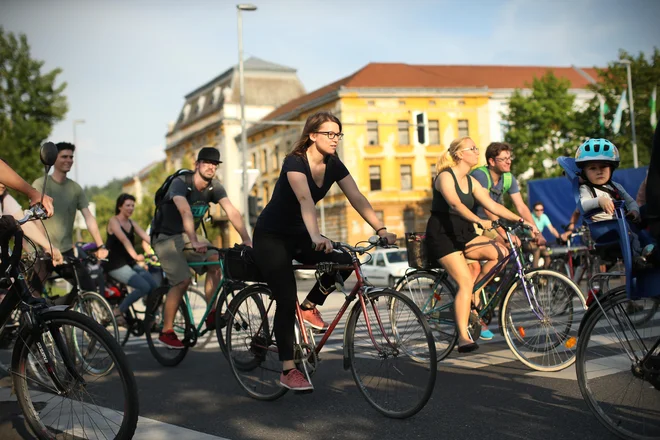 Ljudje, ki kolesarijo v službo, imajo manjši indeks telesne mase, so manj nagnjeni k depresivnosti, tudi neželene učinke vdihovanja onesnaženega zraka izniči pozitiven učinek redne telesne aktivnosti na srce in ožilje. FOTO: Jure Eržen