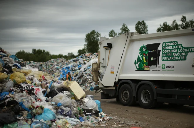 Slovenija je uradno še bolj uspešna kot Avstrija, dejansko pa ostajajo kupi. FOTO: Jure Eržen/Delo
