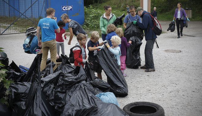 Tudi letos je bilo treba čistiti okolje, vprašanje pa je, kje so končali zbrani odpadki. FOTO: Blaž Samec/Delo