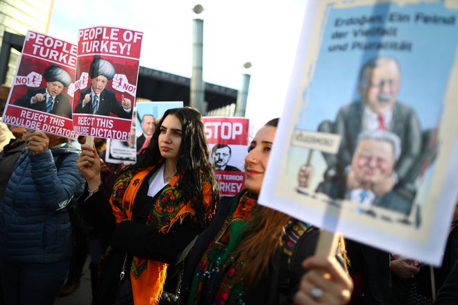 Ob obisku turškega predsednika Recepa Tayyipa Erdogana se je danes na ulicah Berlina zbralo več tisoč nasprotnikov njegove politike. Foto: Christian Mang/Reuters