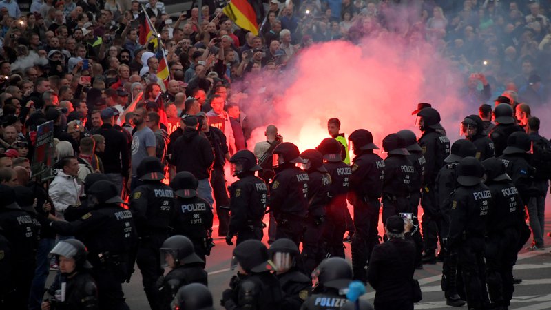 Fotografija: Aretirani pripadniki vzhodnonemške neonacistične in huliganske scene, stari med sedemindvajset in trideset let, so po obtožbah preiskovalcev načrtovali uničenje pravne države. Foto: Matthias Rietschel/Reuters