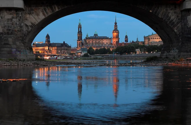 Mesta, kot so Dresden (na fotografiji), Potsdam ali Görlitz, bi lahko ali bodo kmalu lahko tekmovala z najlepšimi na svetu, tako čudovito so jih prenovili z zahodnim denarjem, prav tako vso drugo infrastrukturo. FOTO: Matthias Rietschel/Reuters