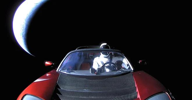 Starman še vedno potuje. FOTO: Spacex