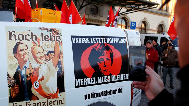 Fotografija: Med obiskom Angele Merkel v Chemnitzu so se oglasili tudi protestniki, ki pravijo »Naj živi kanclerka!« in »Kanclerka mora ostati«. FOTO: Reuters
