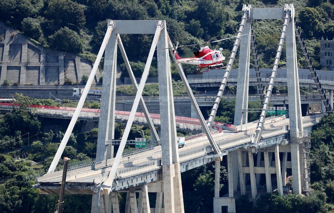 Preiskovalci domnevajo, da se je 51-letni most verjetno porušil zaradi načete jeklenice. FOTO: Reuters