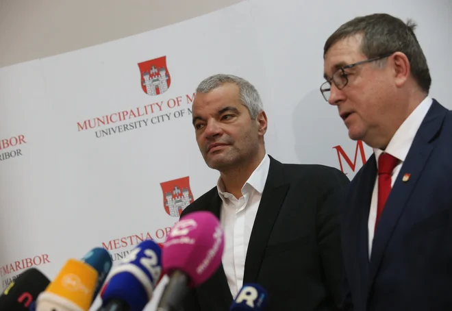Andrej Fištravec po šestih letih odhaja, Saša Arsenovič bo v petek tudi uradno prevzel posle novega mariborskega župana Foto Tadej Regent/Delo