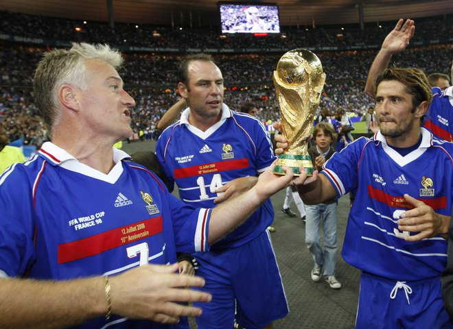 Didier Deschamps (levo), Alain Boghossian in Bixente Lizarazu so Franciji pred dvajsetimi leti priigrali prvi naslov svetovnih prvakov. FOTO: Reuters