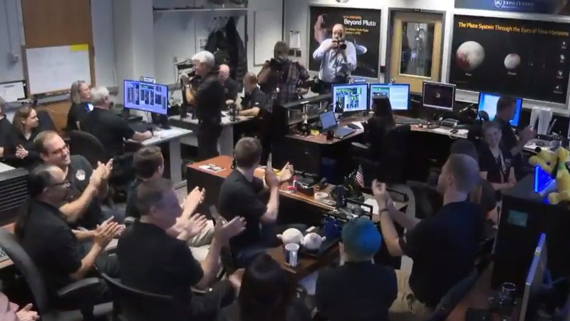Fotografija: Veselje v nadzornem centru, ko so izvedeli, da je s sondo New Horizons vse dobro in da je začela pošiljati podatke o najbolj oddaljenem nebesnem telesu, ki ga je preučevala sonda z Zemlje. Foto Nasa