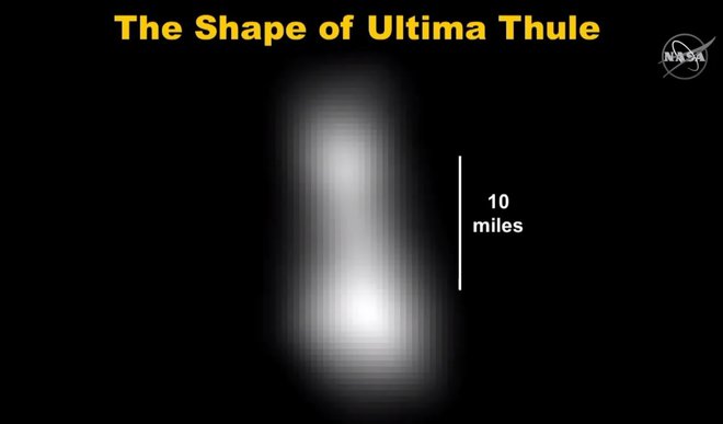 Ultima Thule je zelo podolgovato nebesno telo. Veliko je le okoli 37 km. Visokoresolucijske fotografije na Zemljo šele potujejo in bodo predvidoma na voljo jutri. FOTO: Nasa