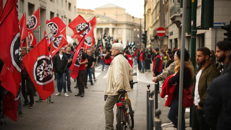 Fotografija: Novofašisti iz gibanja CasaPound so novembra paradirali v Trstu, v Gorici pa nazadnje maja leta 2015. Foto: Jure Eržen/Delo