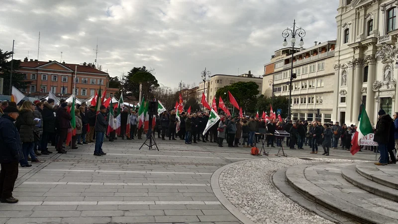 Fotografija: Vsaj 300 udeležencev shoda partizanskega združenja ANPI. FOTO: Blaž Močnik