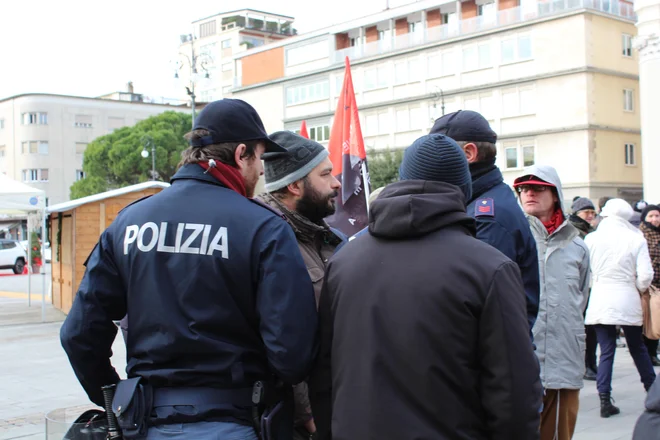 Kratek stik na zboru partizanskega združenja ANPI, ki je minil zgolj z nekaj krepkimi besedami. Foto Blaž Močnik/Delo