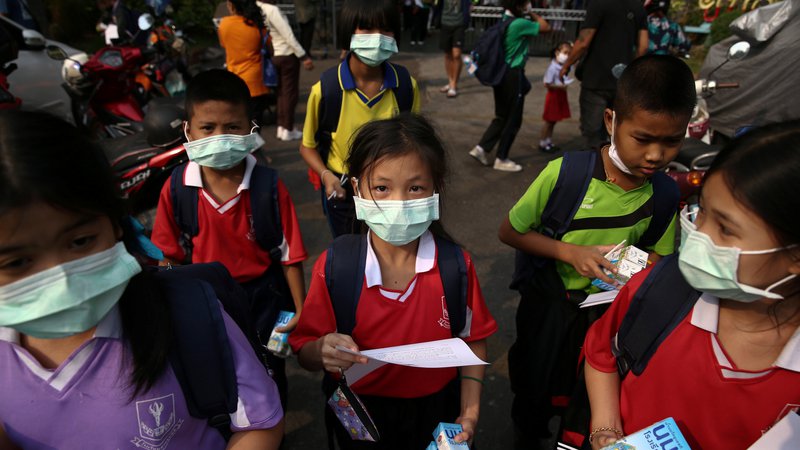 Fotografija: Guverner Bangkoka je 437 šolam ukazal začasno zaprtje. FOTO: Athit Perawongmetha/Reuters