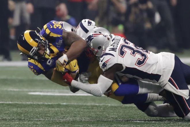 Zvezdnika<strong> </strong>Todd Gurley in CJ Anderson, ki sta skozi sezono navduševala s prebijanjem skozi obrambe, sta zbrala skupaj komaj 57 jardov. FOTO: Mike Segar/Reuters