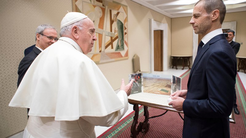 Fotografija: Aleksander Čeferin je dan pred Uefinim kongresom sprejel vabilo za obisk papeža Frančiška, ki je strasten navijač in odličen poznavalec nogometa. FOTO: Reuters