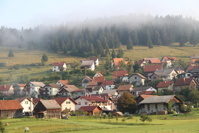 Vreme ima velik vpliv na kvaliteto zraka v Loškem potoku. Na fotografiji je vas Retje. Foto Simona Fajfar