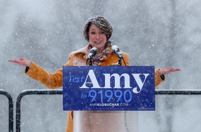 Amy Klobuchar je kljub temperaturam precej pod ničlo z vstopom v predsedniško tekmo razgrela privržence v domači Minnesoti. FOTO: Eric Miller/Reuters