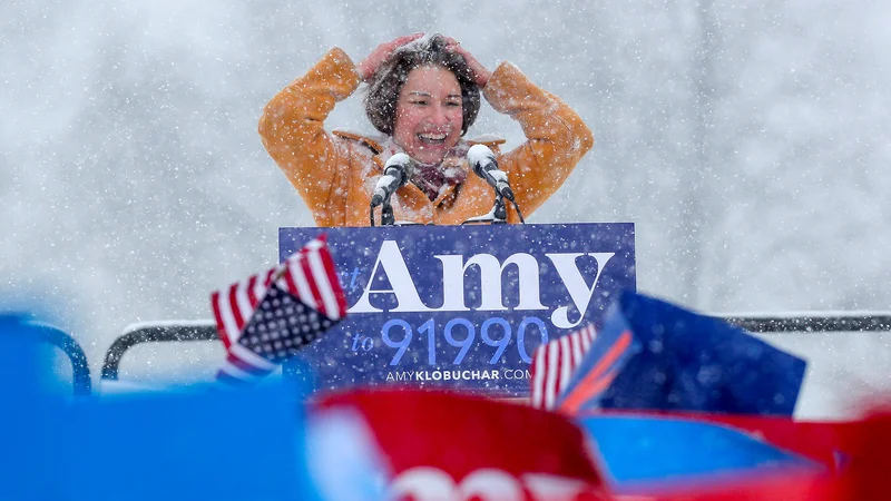 Fotografija: Amy Klobuchar je zbrane nagovorile med snežnim metežem. FOTO: Eric Miller/Reuters