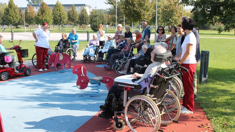 Fotografija: Pomanjkanje sredstev je že ves čas razlog, da raznovrstni predlogi zakona o dolgotrajni oskrbi v preteklosti niso zaživeli. Foto Oste Bakal