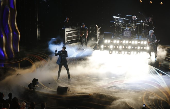Adam Lambert in skupina Queen je otvorila prireditev. FOTO: Mike Blake/Reuters