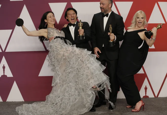 Elizabeth Chai Vasarhelyi, Jimmy Chin, Evan Hayes in Shannon Dill z oskarjem za najboljši dokumentarni film Free Solo. FOTO: Mike Segar/Reuters