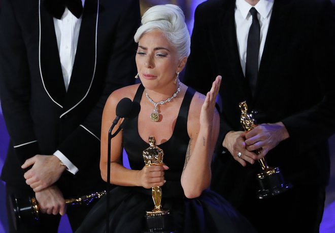 Lady Gaga ob svojem zahvalnem govoru. Dobila je zlati kipec za najboljšo originalno pesem. FOTO: Mike Blake/Reuters