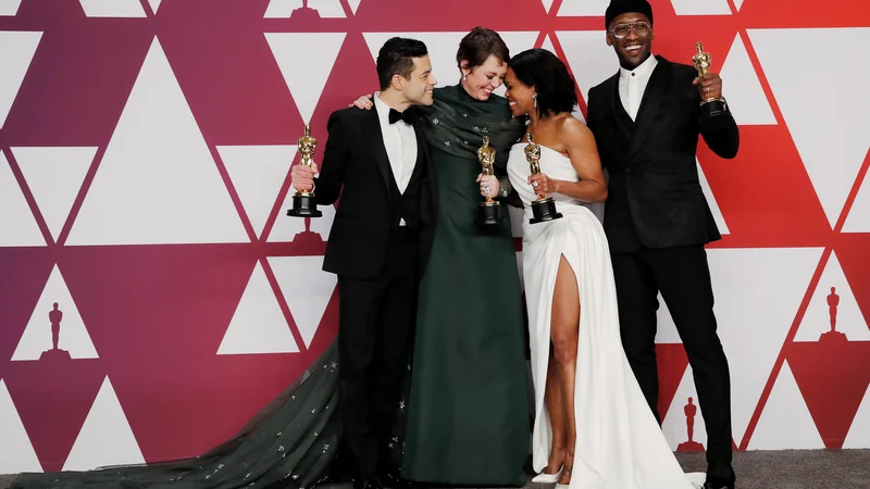 Fotografija: Rami Malek, Olivia Colman, Regina King in Mahershala Ali po podelitvi. FOTO: Mike Segar/Reuters