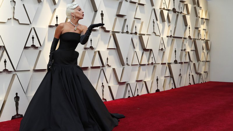 Fotografija: Lady Gaga v črni različici sodobne ekstravagance (Alexander McQueen, ogrlica Tiffany). FOTO: Mario Anzuoni/Reuters