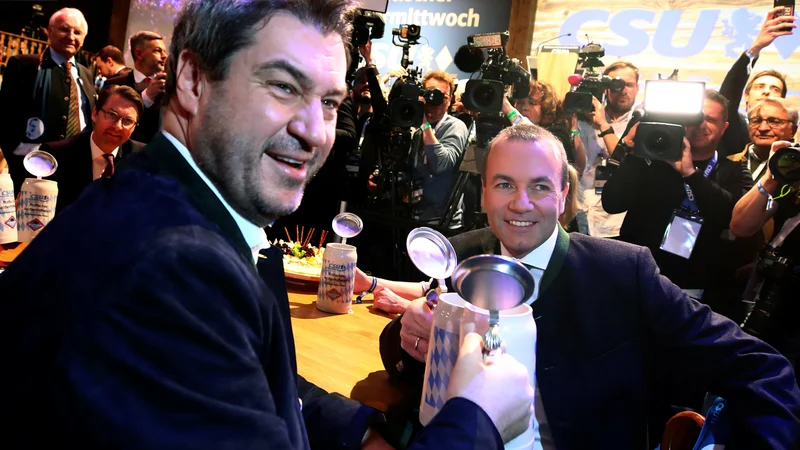 Fotografija: Na tradicionalni strankini prireditvi na pepelnično sredo sta nazdravila tudi ministrski predsednik Bavarske in hkrati novi predsednik CSU Markus Söder (levo) in Manfred Weber, kandidat za vrh evropske komisije. Fotografije Reuters