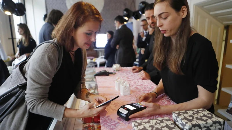 Fotografija: Tudi pri nas se že uveljavlja plačevanje s pametniki telefoni. FOTO Leon Vidic/Delo