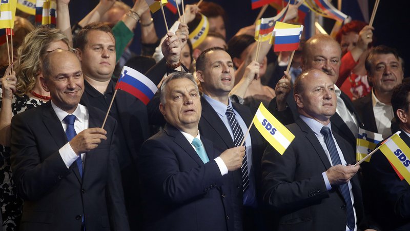 Fotografija: Na kongresu SDS leta 2018 je poleg Janeza Janše (skrajno levo) veliko pozornosti vzbujal tudi obisk predsednika Fidesza in predsednika madžarske vlade Viktorja Orbána (drugi z leve). Foto: Blaž Samec