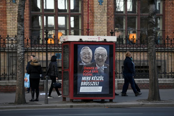 Orbán je končal s plakatno kampanjo proti Jean-Claudu Junckerju in Georgeu Sorosu. Foto: Tamas Kaszas/Reuters
