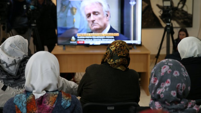 Fotografija: Karadžiću so v prizivnem postopku povišali kazen za genocid in druge zločine med vojno v BiH na dosmrtni zapor. Foto: Dado Ruvic/Reuters