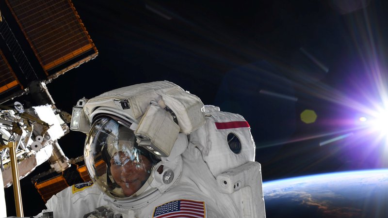Fotografija: Anne McClain je te dni kot 13. ženska iz vesoljske postaje stopila v vesoljski prostor. FOTO: Reuters/Nasa
